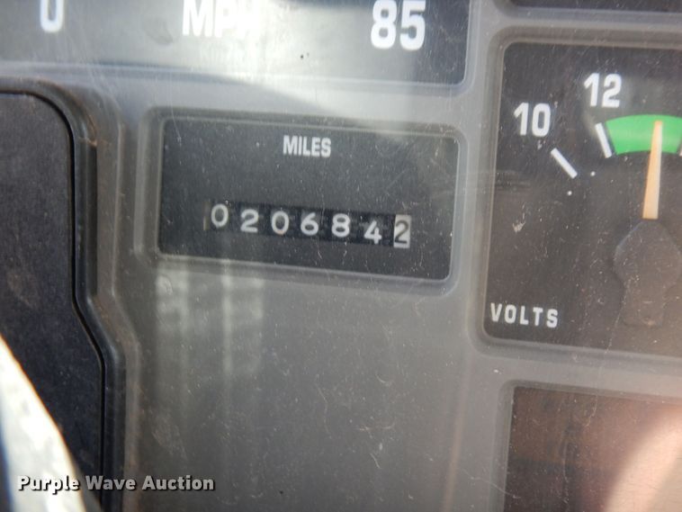 image for item DR1330 2000 International 4800  spreader truck