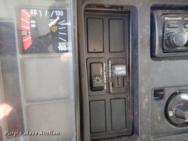 image for item DR1330 2000 International 4800  spreader truck