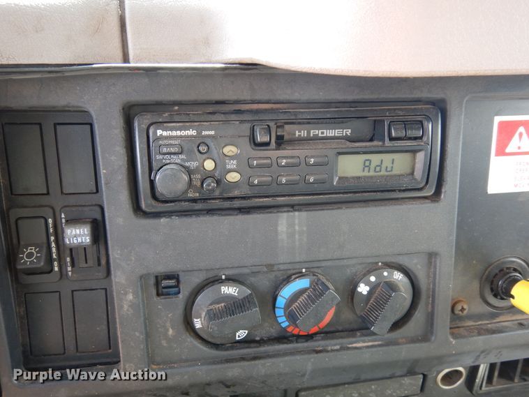 image for item DR1330 2000 International 4800  spreader truck