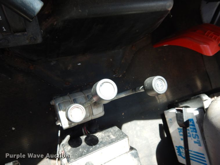 image for item DR1330 2000 International 4800  spreader truck