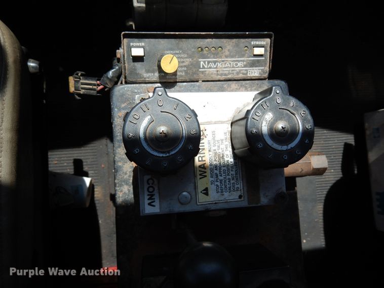 image for item DR1330 2000 International 4800  spreader truck