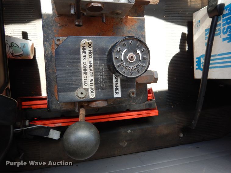 image for item DR1330 2000 International 4800  spreader truck