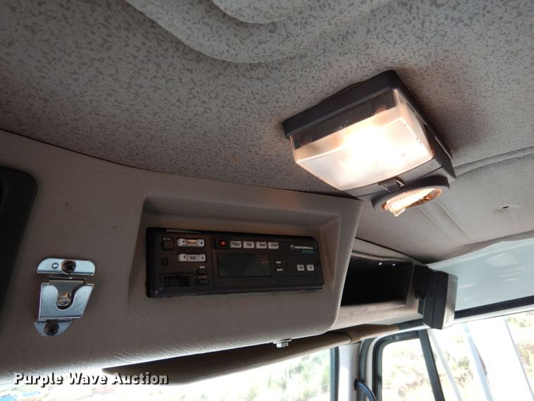 image for item DR1330 2000 International 4800  spreader truck