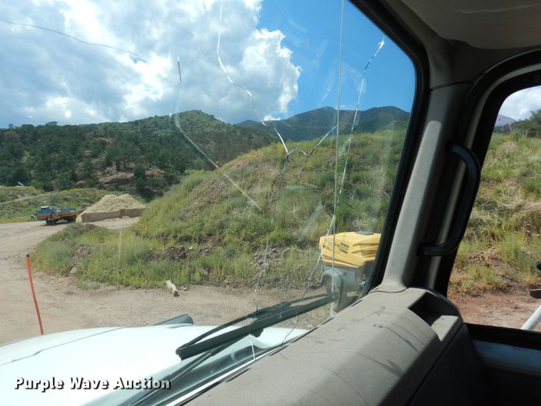 image for item DR1330 2000 International 4800  spreader truck