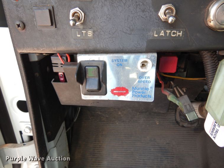 image for item DR1330 2000 International 4800  spreader truck