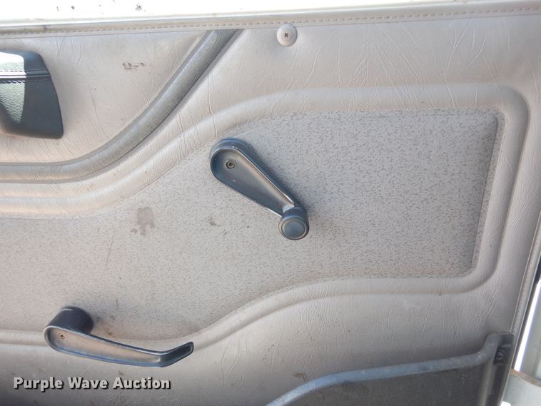 image for item DR1330 2000 International 4800  spreader truck