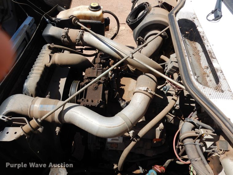 image for item DR1330 2000 International 4800  spreader truck