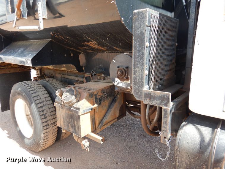 image for item DR1330 2000 International 4800  spreader truck