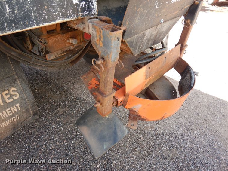 image for item DR1330 2000 International 4800  spreader truck