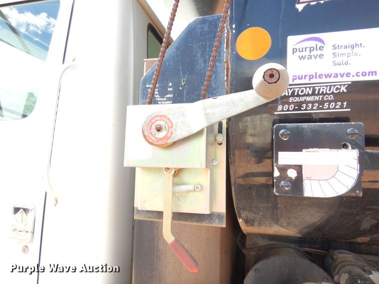 image for item DR1330 2000 International 4800  spreader truck