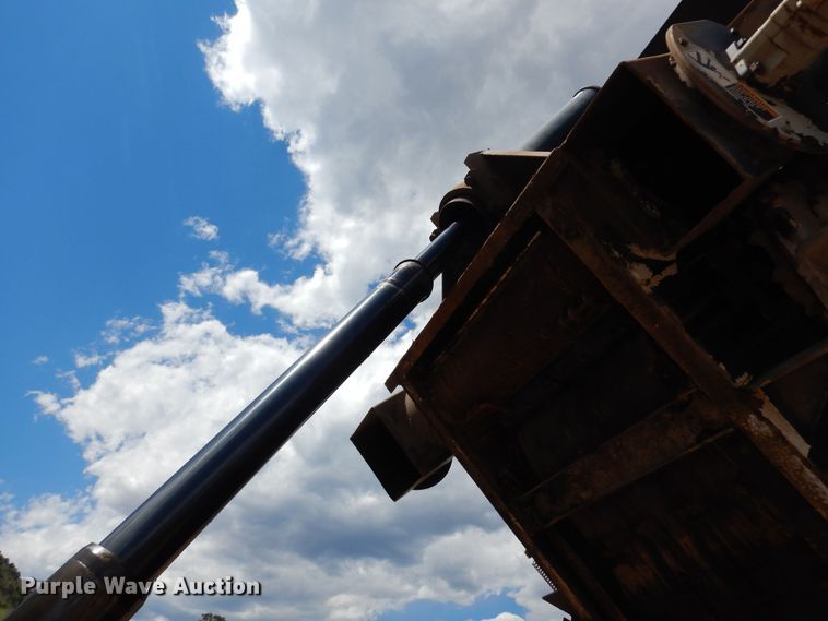 image for item DR1330 2000 International 4800  spreader truck