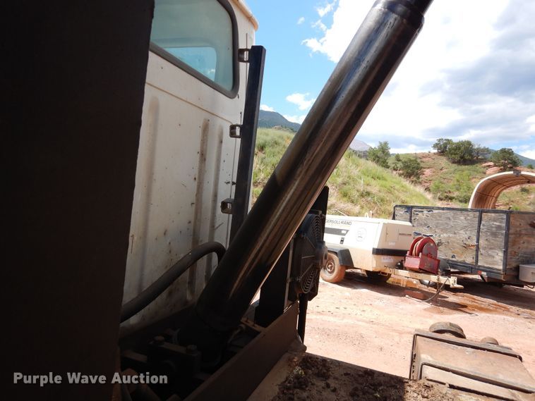 image for item DR1330 2000 International 4800  spreader truck