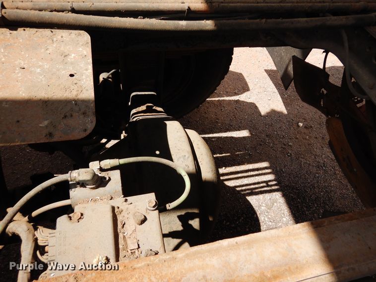 image for item DR1330 2000 International 4800  spreader truck