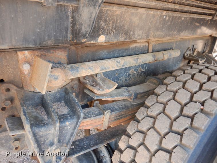 image for item DR1330 2000 International 4800  spreader truck