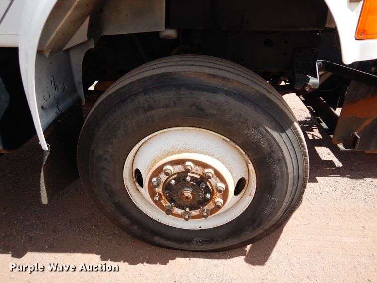 image for item DR1330 2000 International 4800  spreader truck