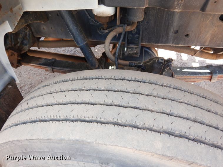 image for item DR1330 2000 International 4800  spreader truck