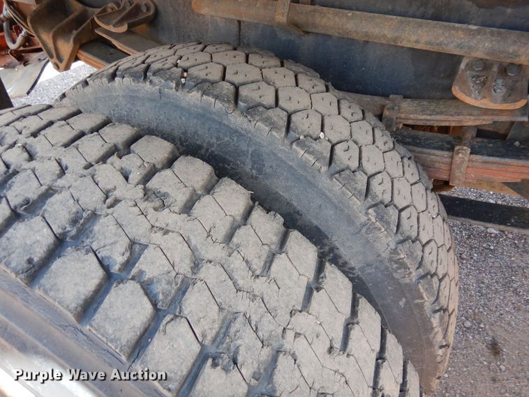 image for item DR1330 2000 International 4800  spreader truck