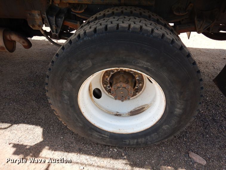 image for item DR1330 2000 International 4800  spreader truck