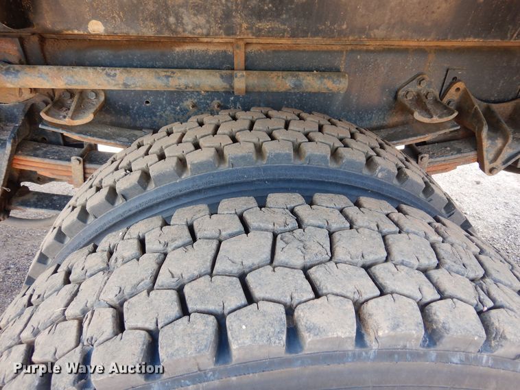 image for item DR1330 2000 International 4800  spreader truck