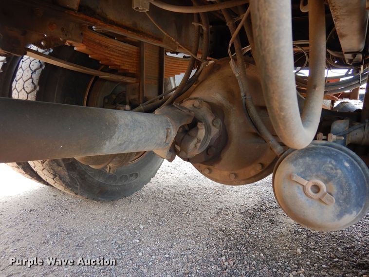 image for item DR1330 2000 International 4800  spreader truck