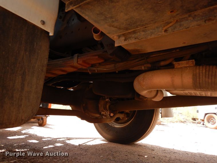 image for item DR1330 2000 International 4800  spreader truck