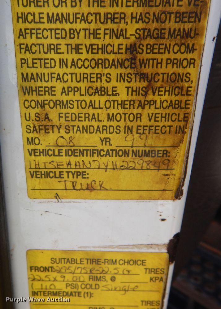 image for item DR1330 2000 International 4800  spreader truck