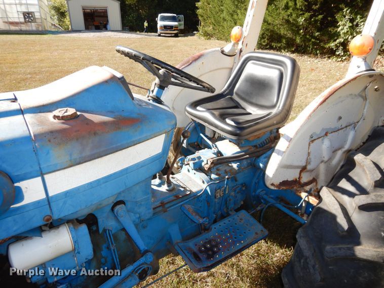 image for item DS1435 1977 Ford 2600  tractor