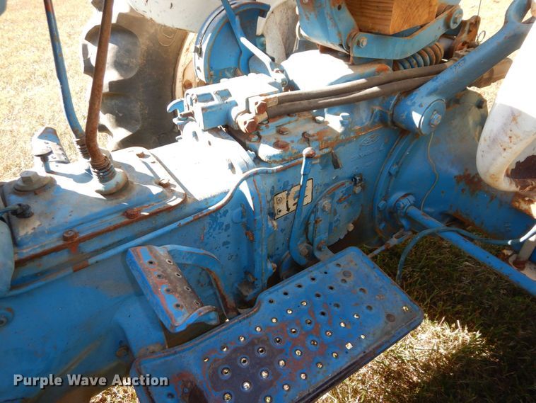 image for item DS1435 1977 Ford 2600  tractor