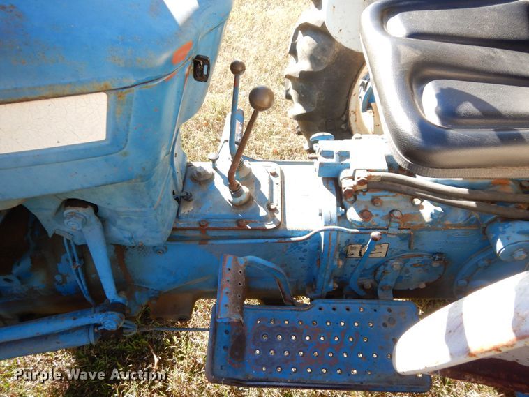 image for item DS1435 1977 Ford 2600  tractor