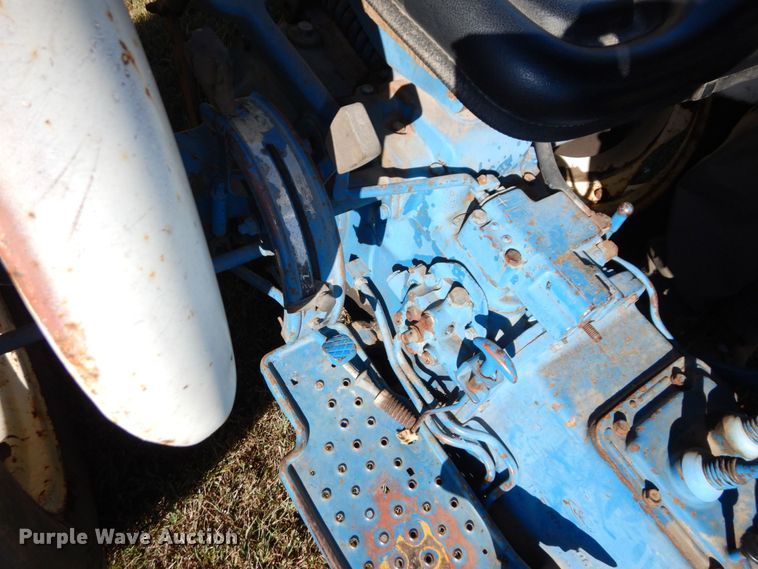 image for item DS1435 1977 Ford 2600  tractor