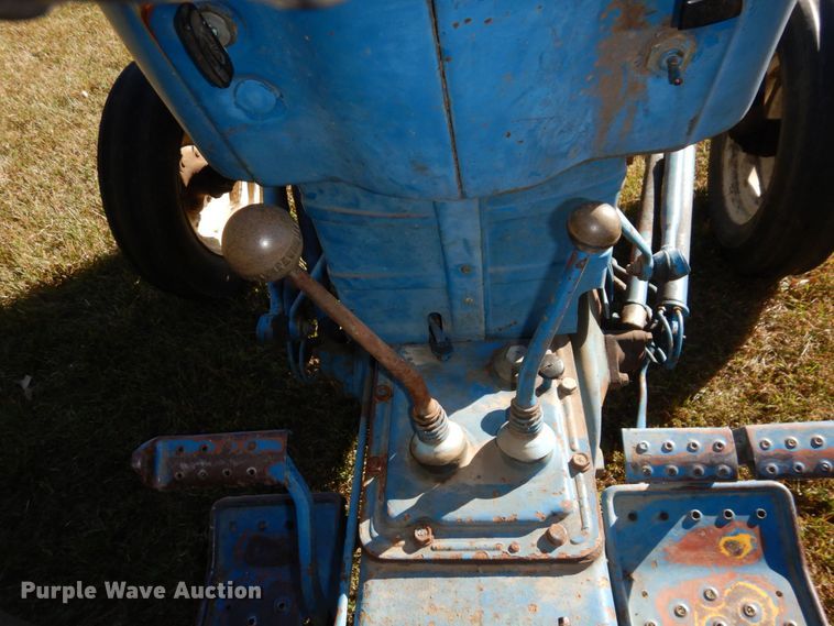 image for item DS1435 1977 Ford 2600  tractor