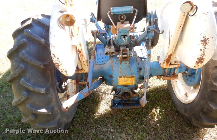 image for item DS1435 1977 Ford 2600  tractor