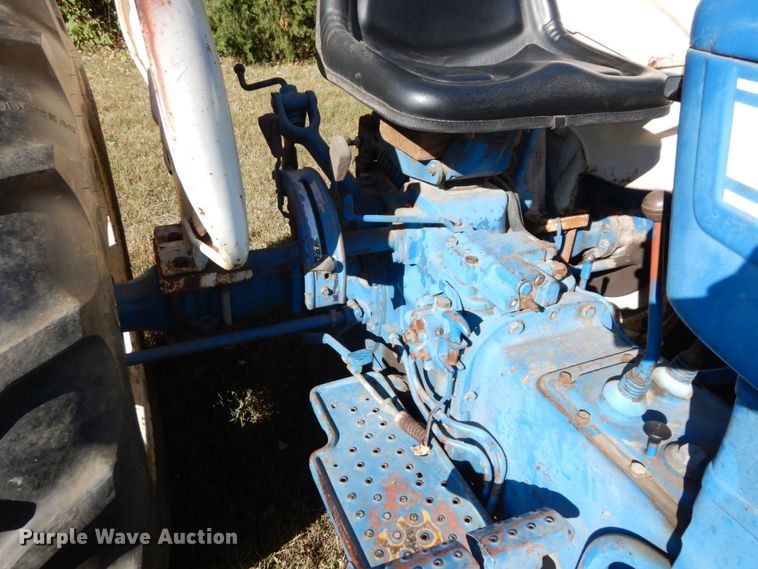 image for item DS1435 1977 Ford 2600  tractor