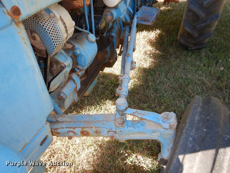 image for item DS1435 1977 Ford 2600  tractor