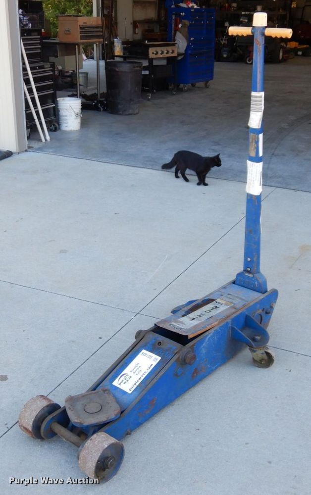 image for item DS1436 Lincoln MIL-660  floor jack