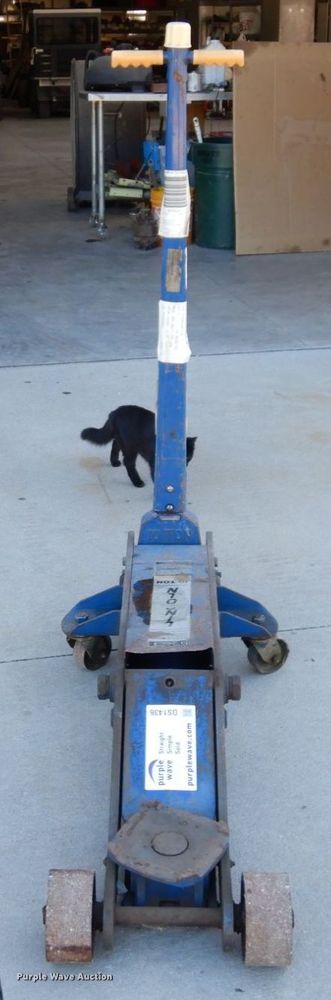 image for item DS1436 Lincoln MIL-660  floor jack