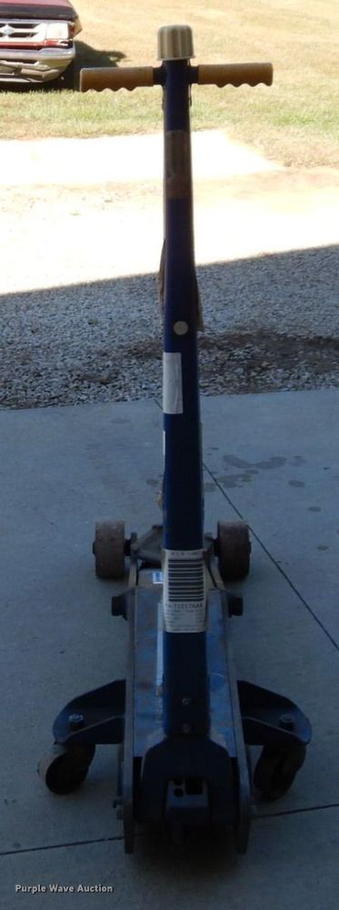 image for item DS1436 Lincoln MIL-660  floor jack