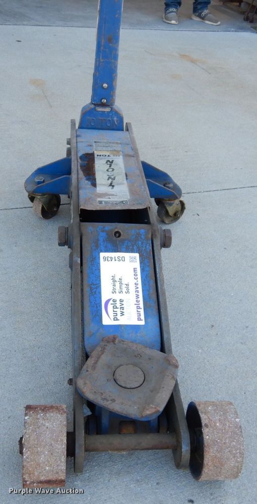 image for item DS1436 Lincoln MIL-660  floor jack