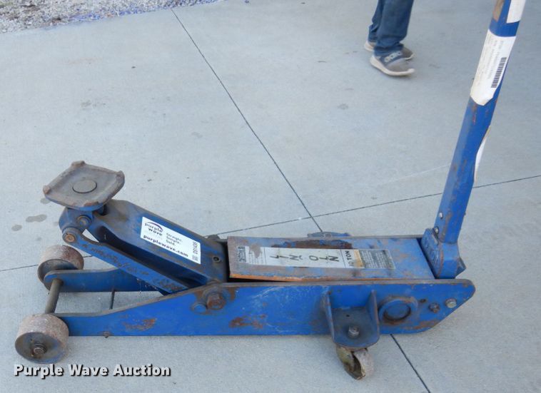 image for item DS1436 Lincoln MIL-660  floor jack