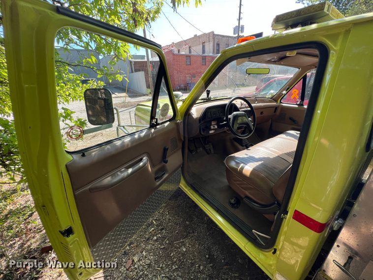 image for item IA9149 1989 Ford  F350 Super Duty  pumper fire truck