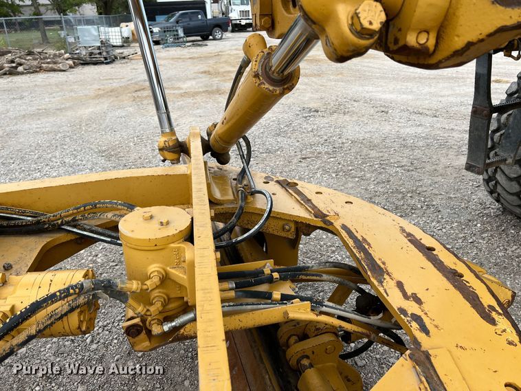 image for item IA9193 2004 Caterpillar 12H  motor grader