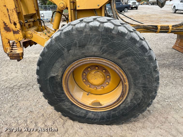 image for item IA9193 2004 Caterpillar 12H  motor grader