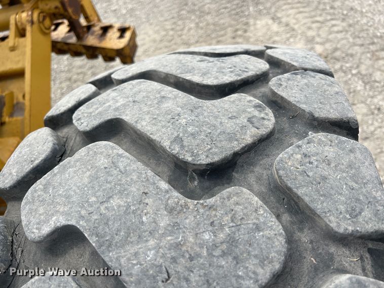 image for item IA9193 2004 Caterpillar 12H  motor grader