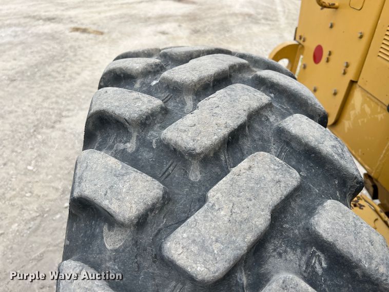 image for item IA9193 2004 Caterpillar 12H  motor grader