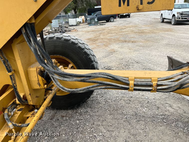 image for item IA9194 2004 Caterpillar 12H  motor grader