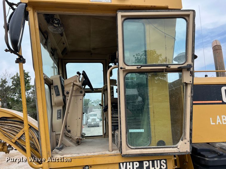 image for item IA9194 2004 Caterpillar 12H  motor grader