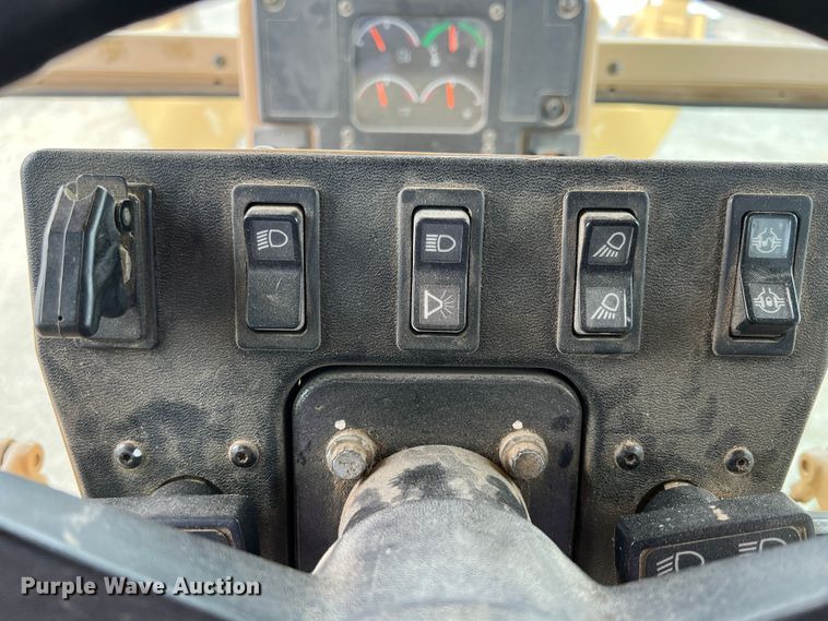 image for item IA9194 2004 Caterpillar 12H  motor grader