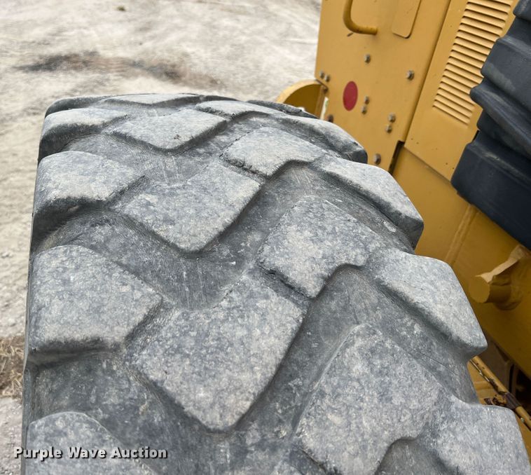 image for item IA9194 2004 Caterpillar 12H  motor grader