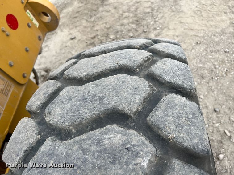 image for item IA9194 2004 Caterpillar 12H  motor grader