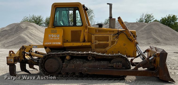 image for item IA9197 1990 John Deere 850B dozer